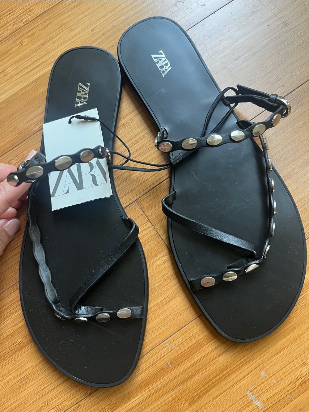 Flat Sandals Metallic detail Zara